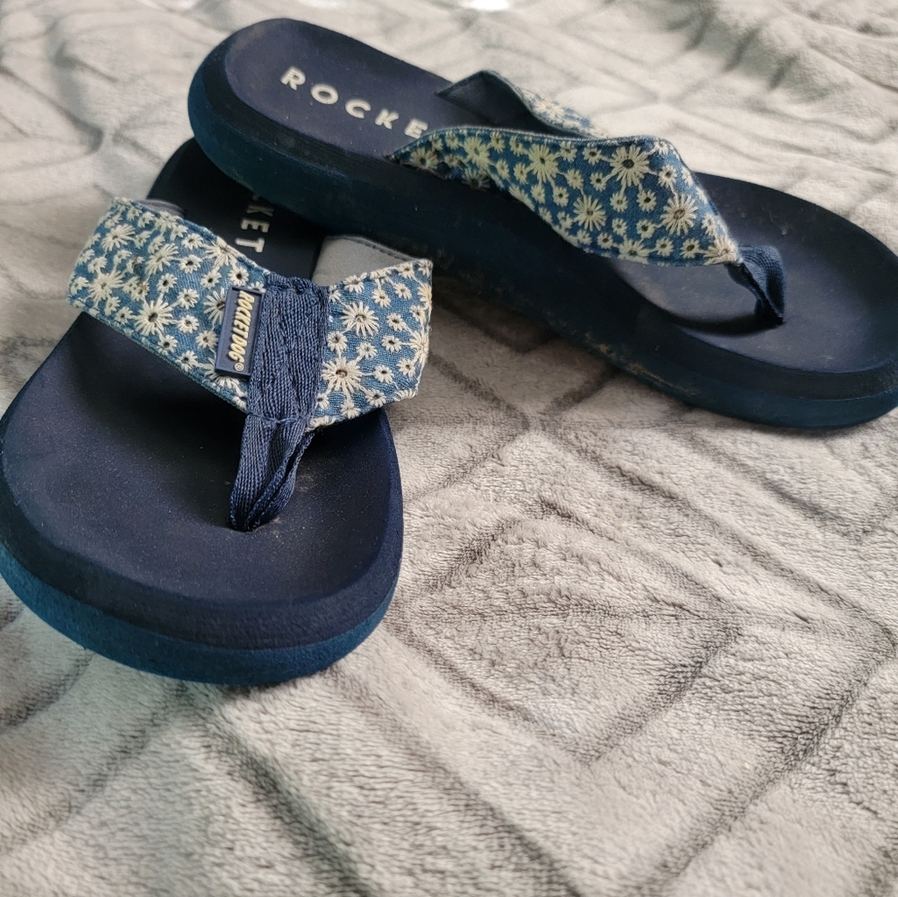 Rocket dog womens flip flops with daisy detail on top - size 7